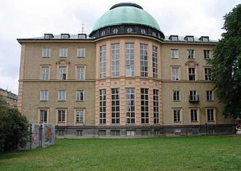 Stockholm School of Economics (HHS) 0